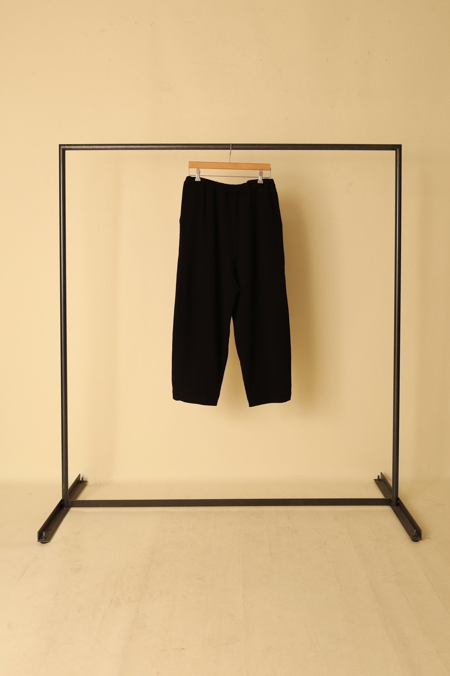 WONDER ROOM SWEAT SLACKS egg