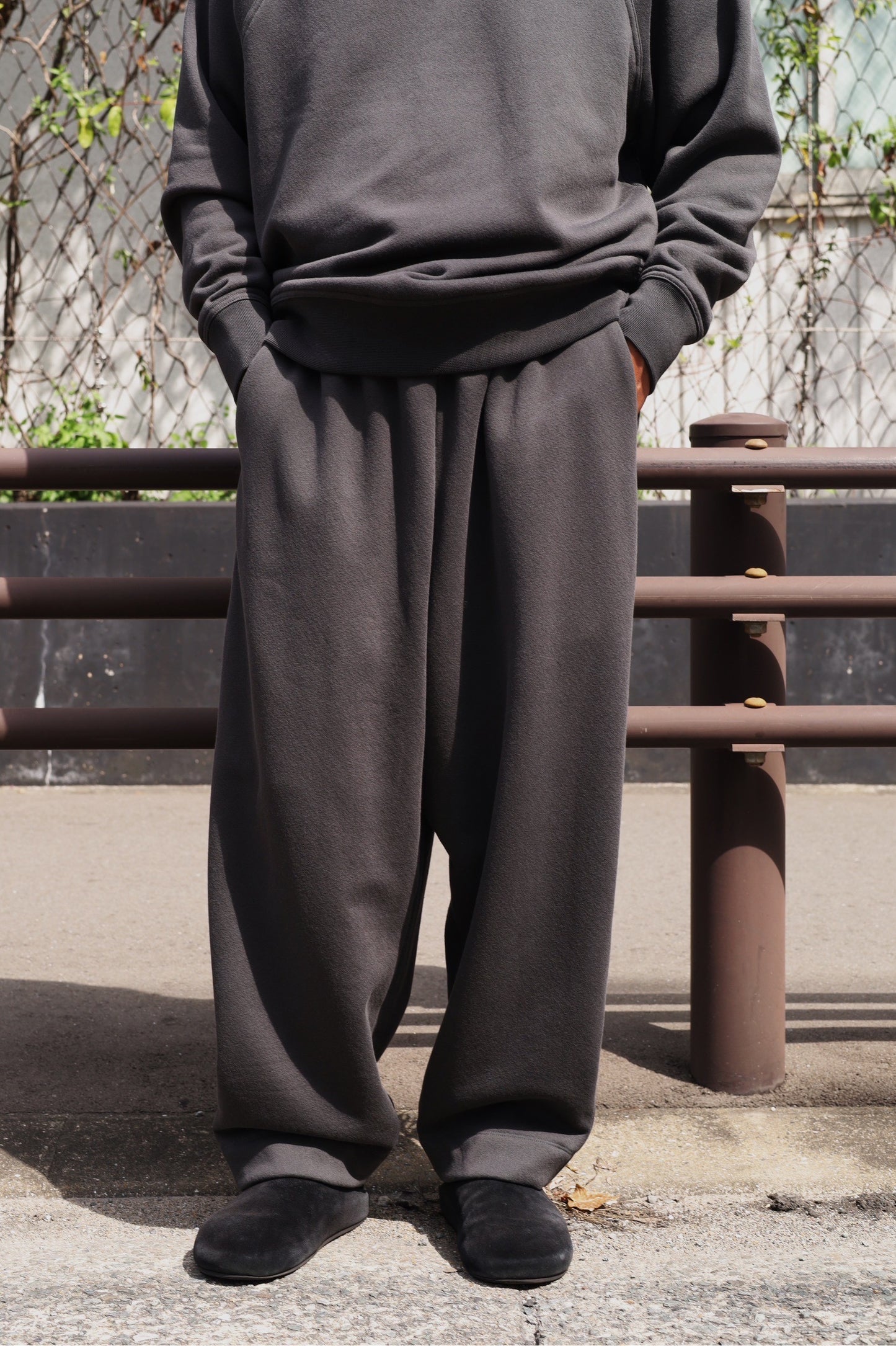 WONDER ROOM SWEAT SLACKS egg