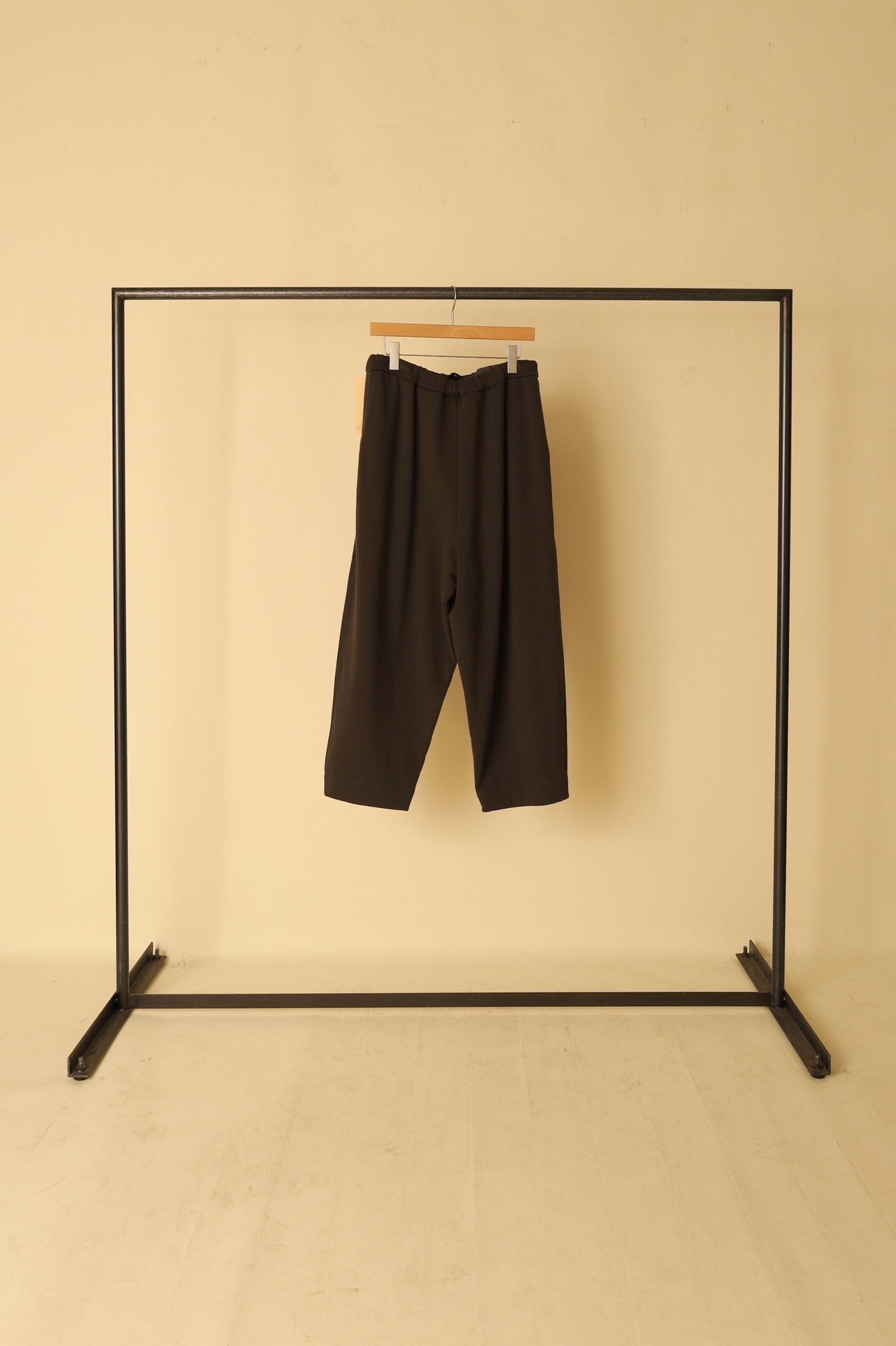 WONDER ROOM SWEAT SLACKS egg