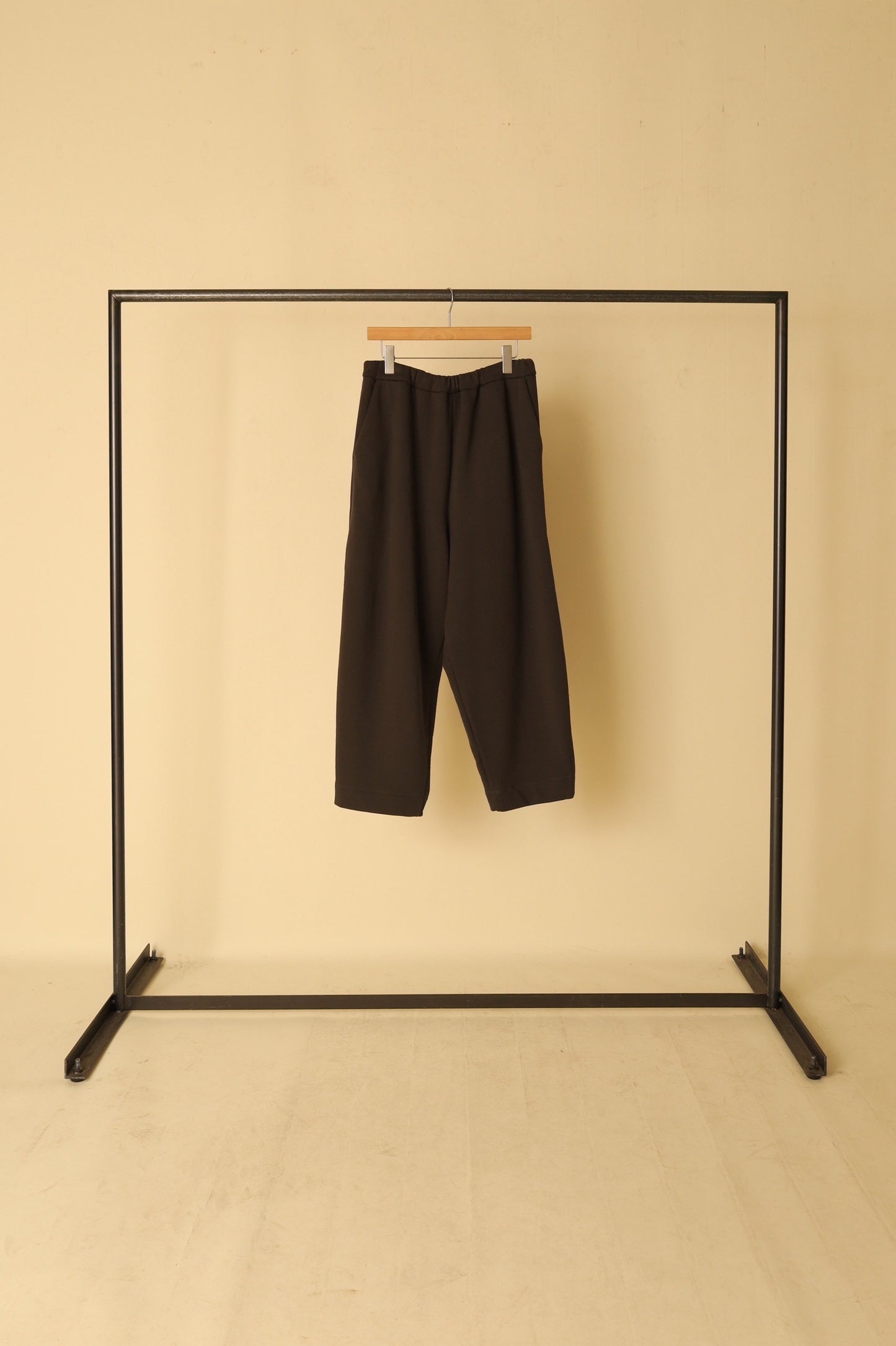 WONDER ROOM SWEAT SLACKS egg