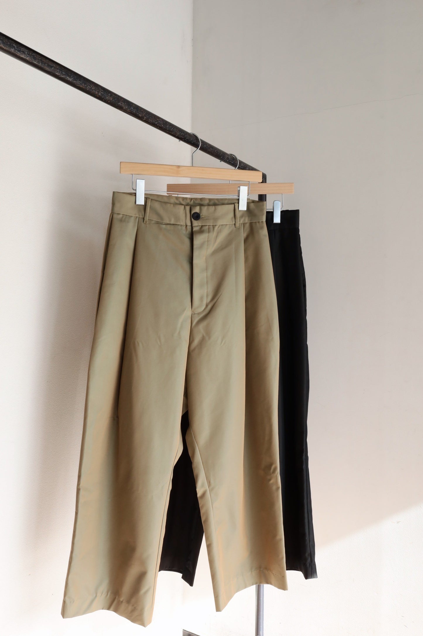 NESHU Wide tuck pants