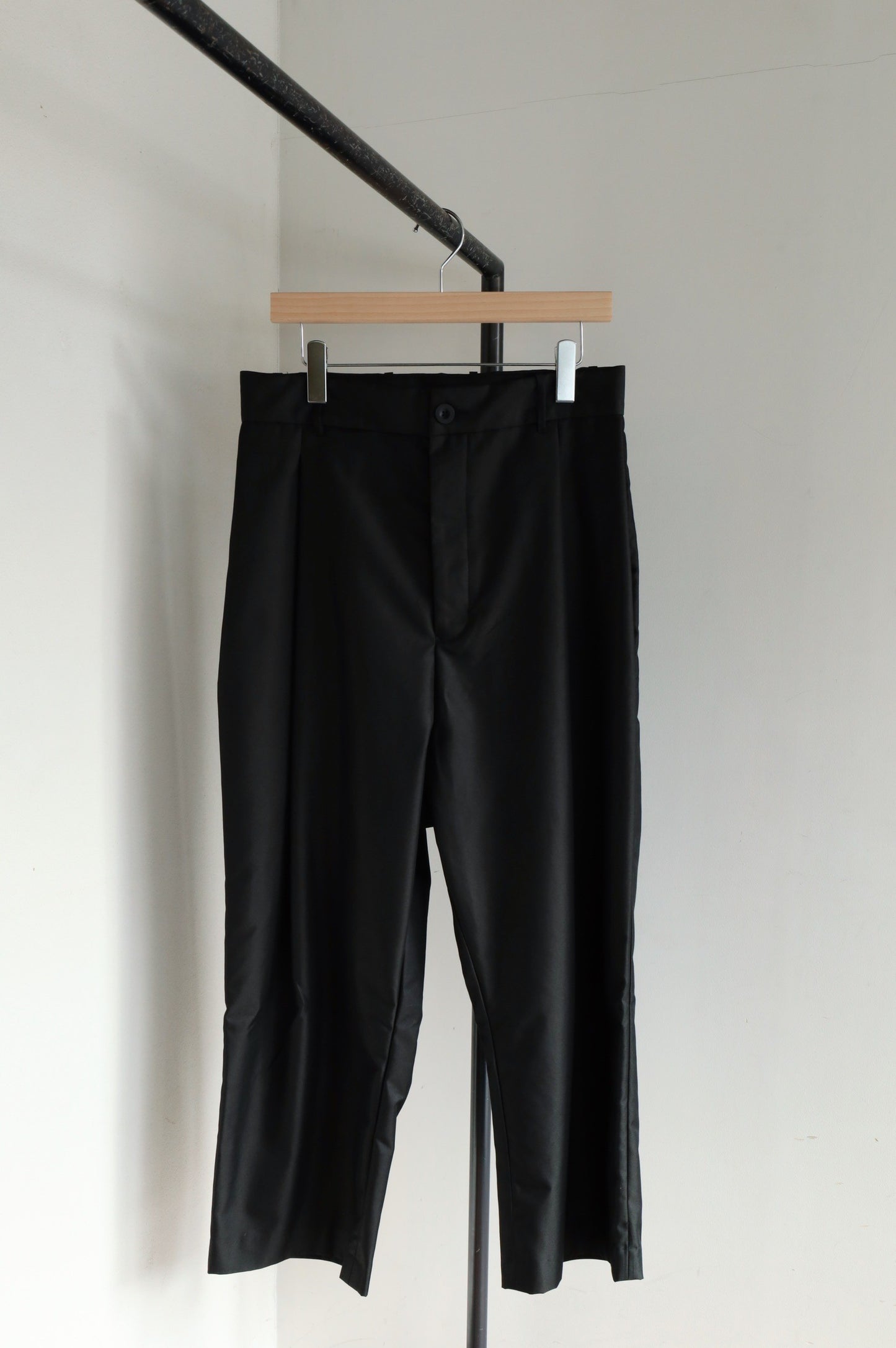 NESHU Wide tuck pants