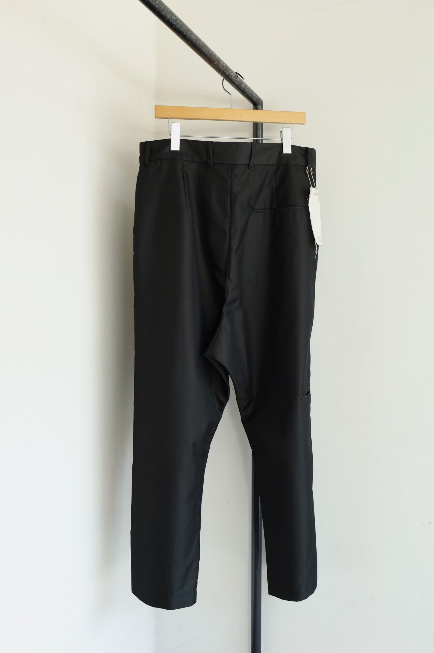 NESHU Straight tuck pants