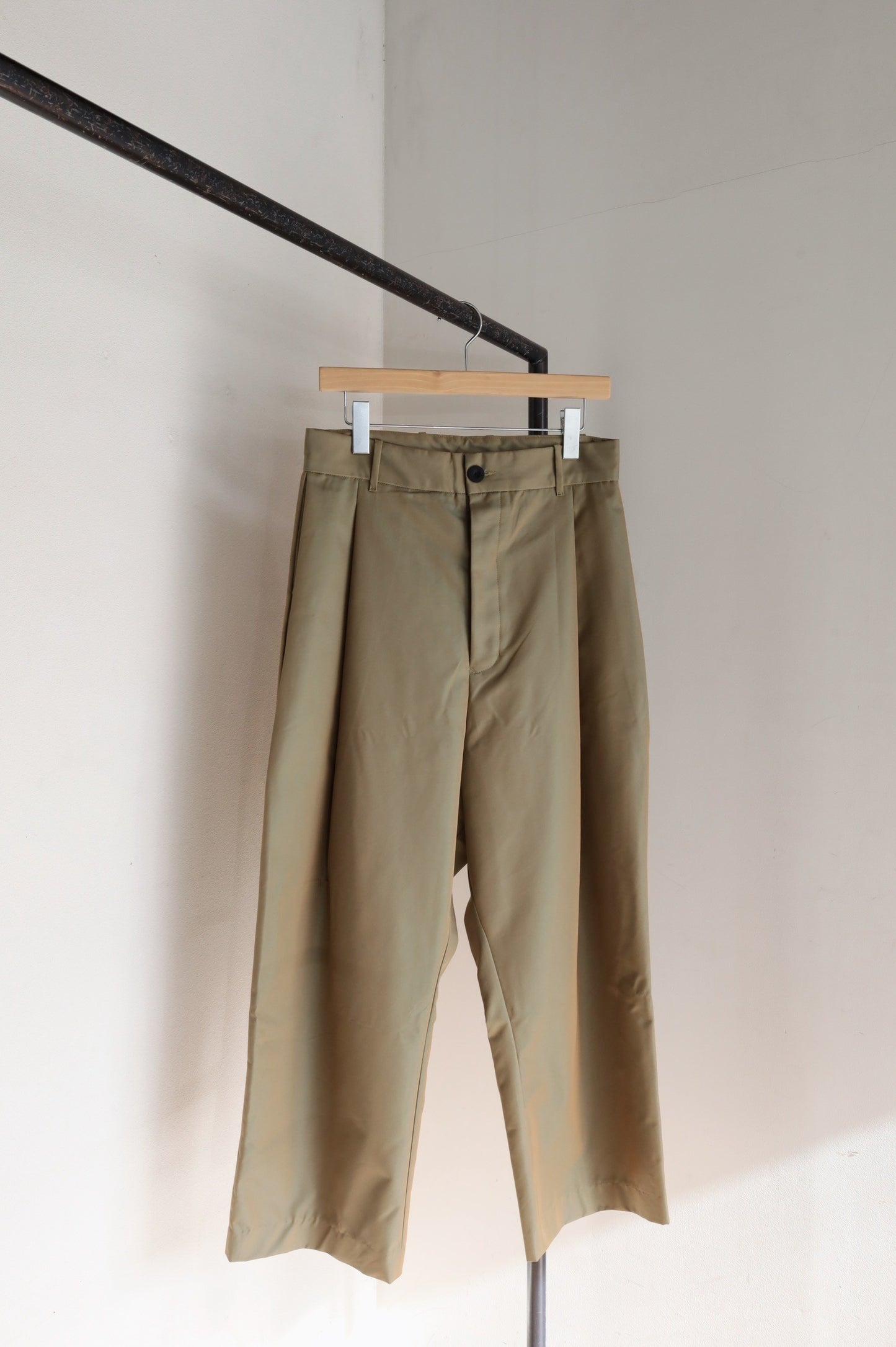 NESHU Wide tuck pants