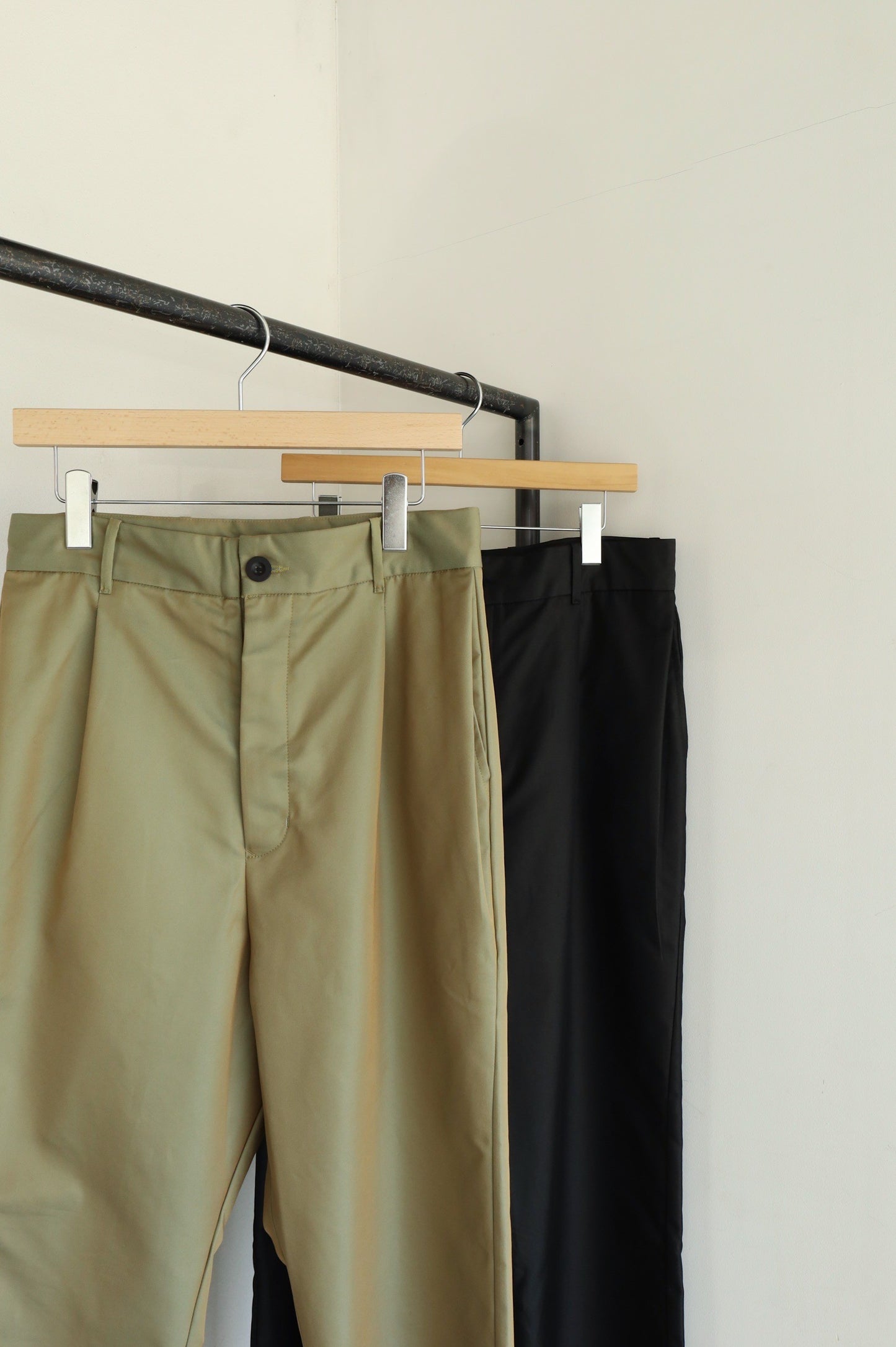 NESHU Straight tuck pants