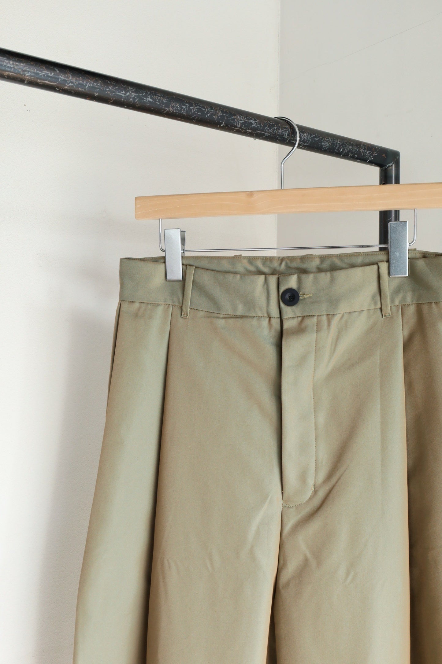 NESHU Wide tuck pants