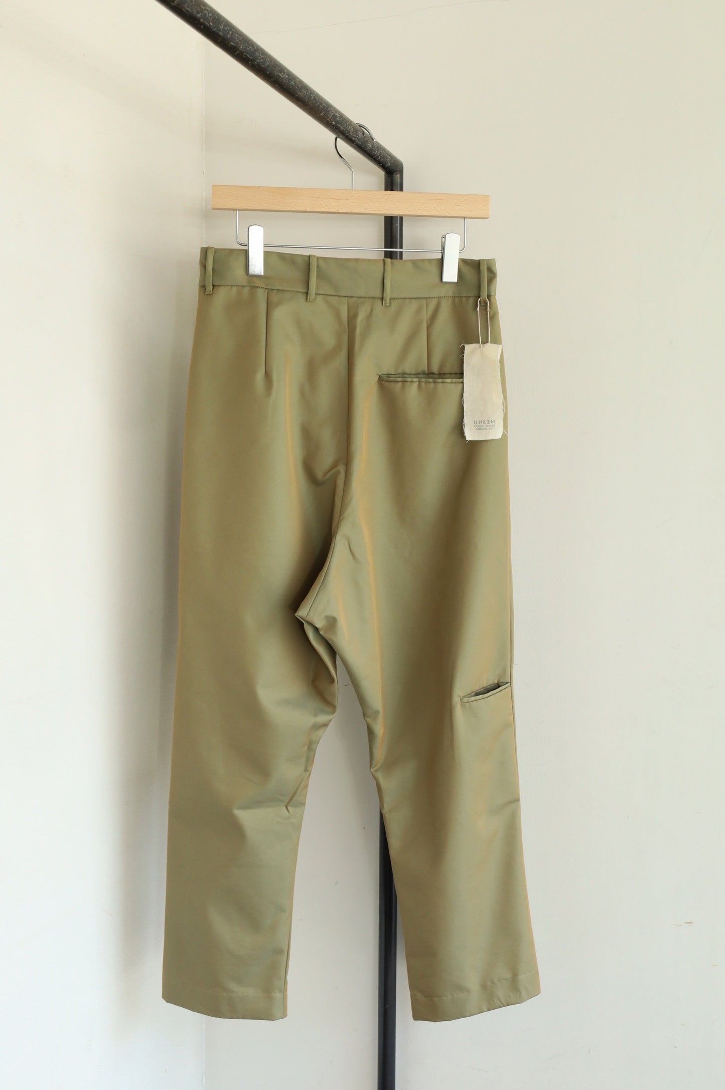 NESHU Straight tuck pants