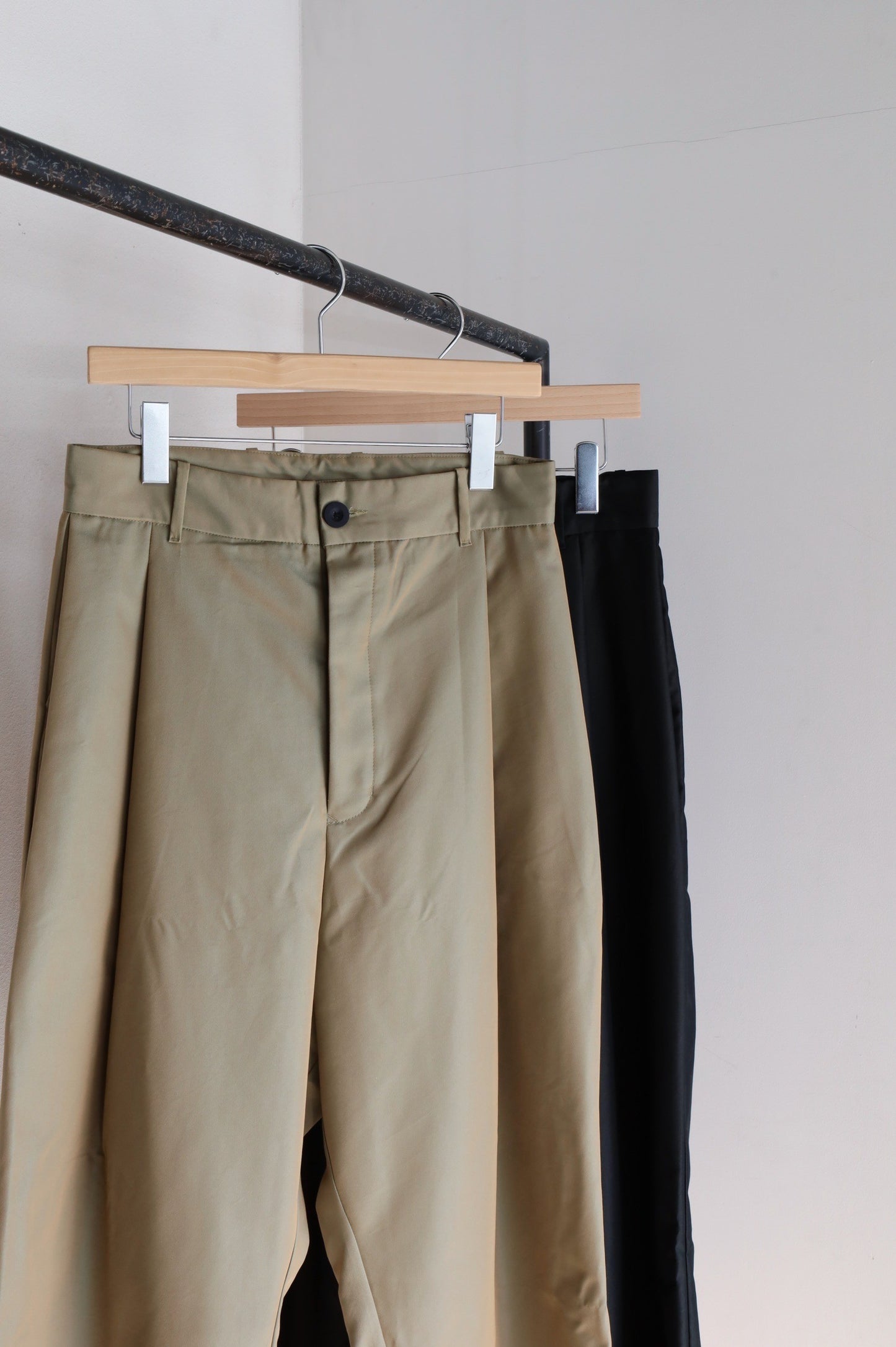 NESHU Wide tuck pants