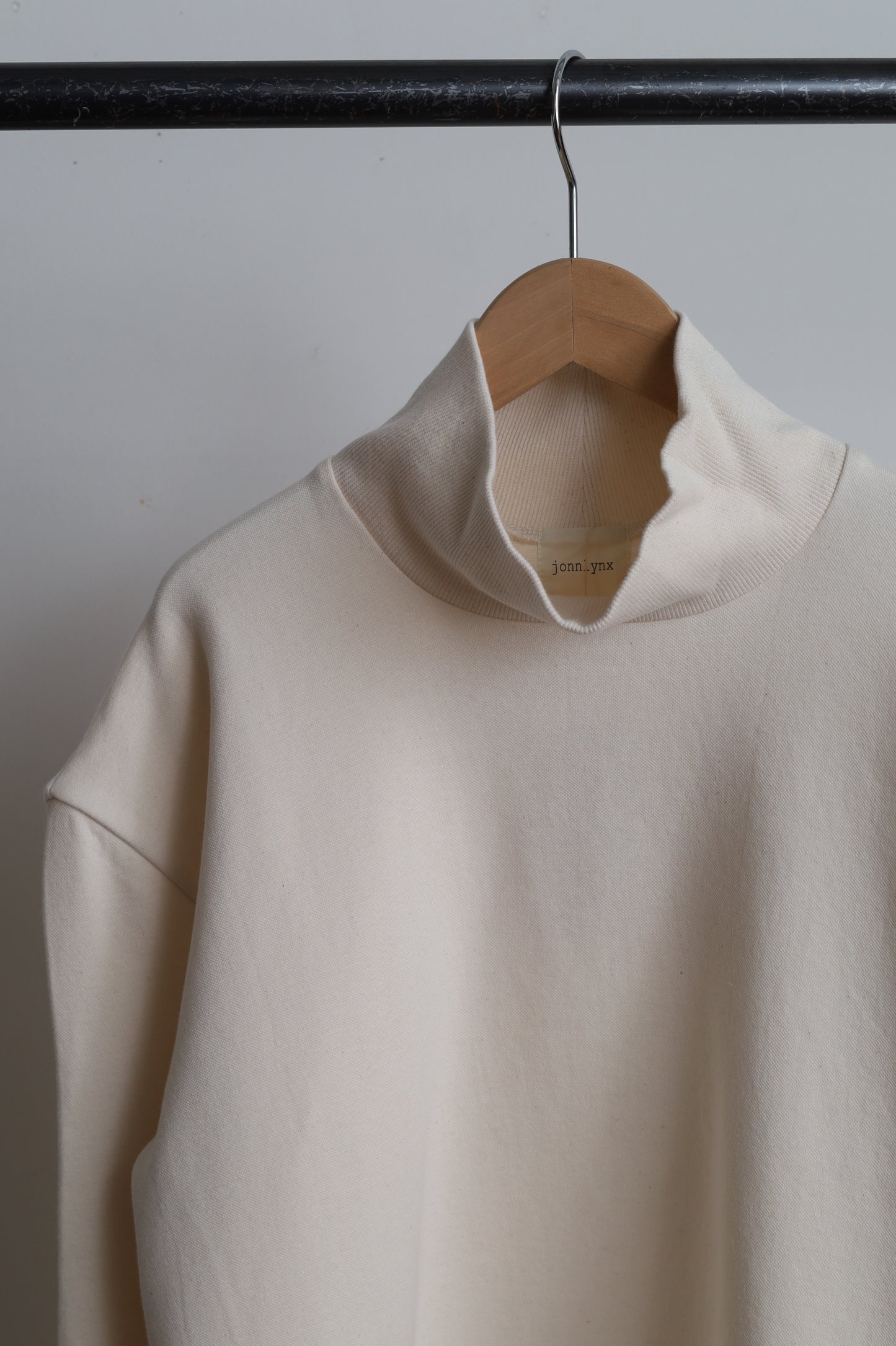 jonnlynx CARDBOARD HIGH NECK PULLOVER